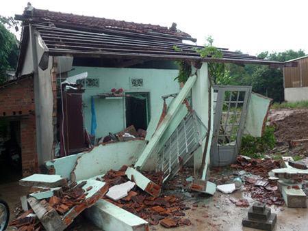 Xe container lao vào phòng ngủ của 2 cụ già