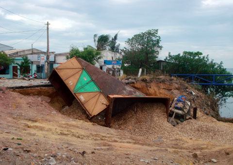 Xe container lao xuống cầu