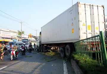 Xe container mất lái, nhiều người hoảng loạn