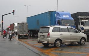 Xe container – Nỗi khiếp sợ của người đi đường