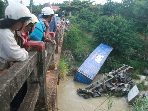 Xe container rơi cầu Đại Bình, 2 người bị thương nặng