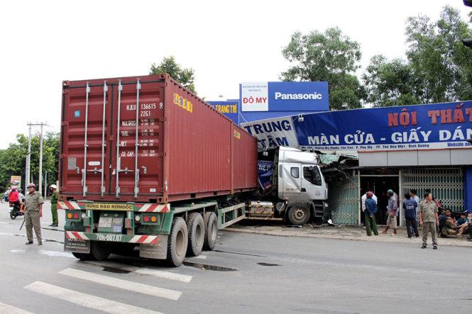 Xe container tông cửa hàng nội thất, cả gia đình bỏ chạy 