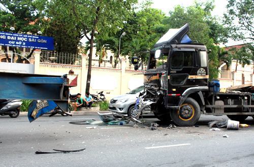 Chiếc xe đầu kéo đâm vào đuôi xe phía trước. Ảnh: Hải Thuận.