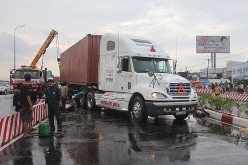 Xe container tông nát hơn 30 m dải phân cách