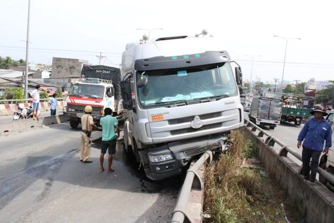 Xe container “vắt vẻo” trên thành cầu, quốc lộ 1 kẹt cứng