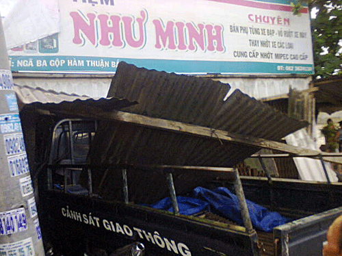 Xe CSGT lao vào nhà dân, tông 4 người bị thương