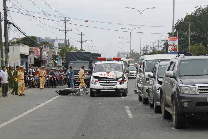 Xe cứu thương tông hàng loạt xe hơi trên quốc lộ 13