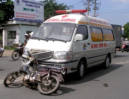 Xe cứu thương tông nữ sinh đi thi Cao đẳng