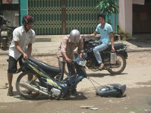 Xe đang chạy… bỗng dưng gãy cổ