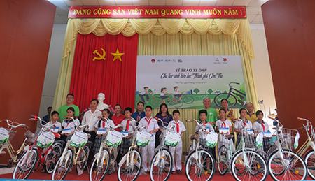 Cần Thơ: Chương trình trao xe đạp “Cycle to Future”