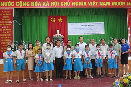 TP.Cần Thơ: Trao xe đạp tiếp sức đến trường cho học sinh