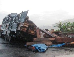 Xe đầu kéo đang chạy bỗng cháy