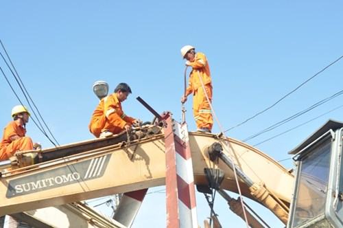 Xe đầu kéo “hạ đo ván” barie trên cầu Tân Thuận 1