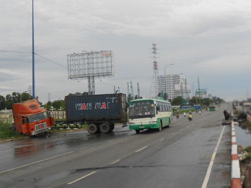 Xe đầu kéo mất lái tông nát hơn 20 mét dải phân cách