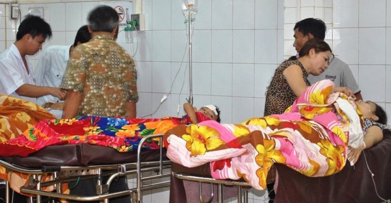 Xe đi đám tang rơi xuống vực, 4 người nguy kịch