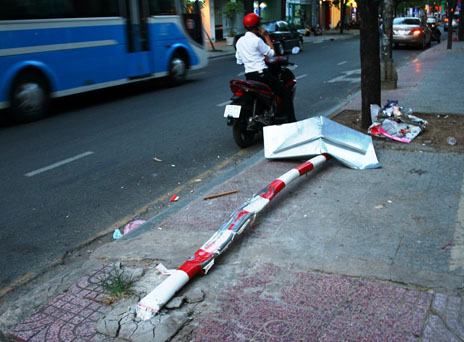 Cột biển b&aacute;o bị chiếc xe đi&ecirc;n hạ gục