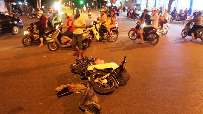 Xe “điên” không biển số gây tai nạn liên hoàn rồi bỏ chạy