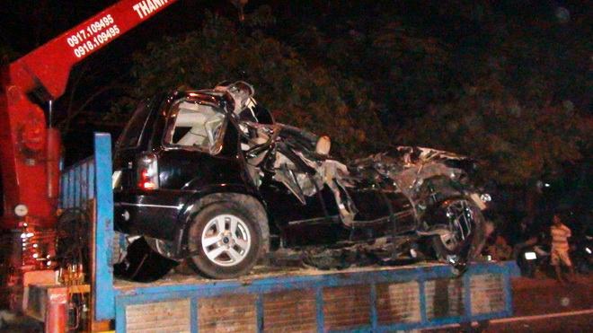 Xe du lịch húc đuôi xe tải, 3 người chết