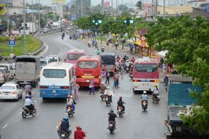 Xe đưa đón công nhân “làm loạn”