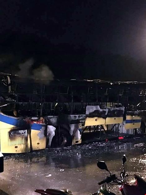 Xe giường nằm bị thiêu rụi trên quốc lộ