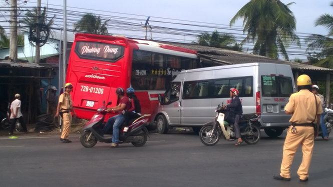 Xe giường nằm lao thẳng vào nhà dân trên Quốc lộ 1 