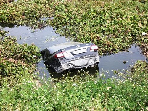Xe hơi mất lái bay qua đường sắt…“tắm sông”