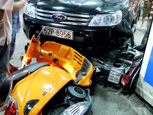Xế hộp đè xe máy trong cây xăng