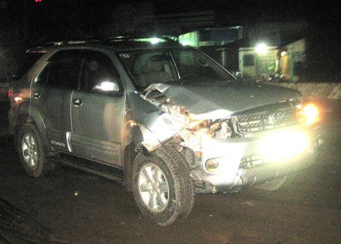 Xế hộp gây tai nạn liên hoàn, 4 người bị thương