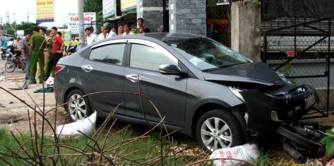 Xế hộp kéo lê xe máy