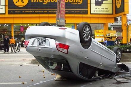 Xế hộp lật ngửa trên quốc lộ 1A