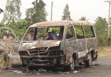 Xe khách 12 chỗ bất ngờ bốc cháy dữ dội