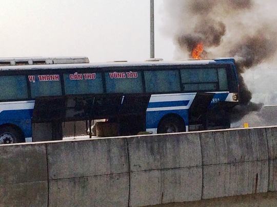 Xe khách bốc cháy trên cao tốc TP.HCM – Trung Lương