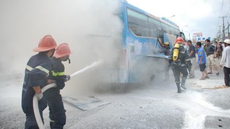 Xe khách bốc cháy khi đang chạy