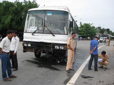 Xe khách cán nát xe máy, 2 người tử vong