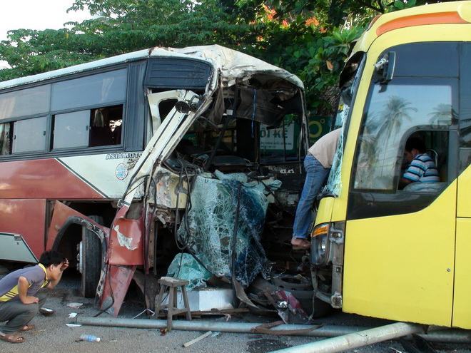 Xe khách đâm cột điện, 36 hành khách thoát chết