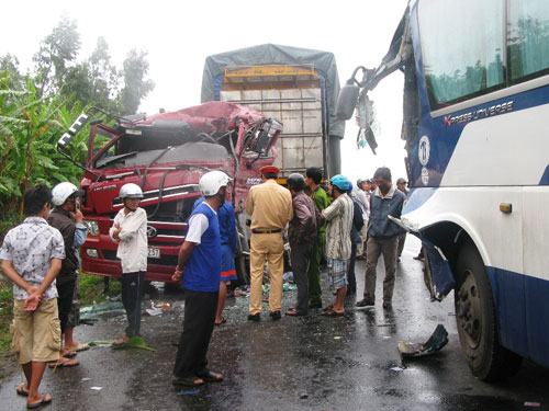 Xe khách đâm nát đầu xe container trong mưa