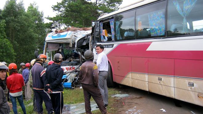 Xe khách đấu đầu, 6 người nguy kịch