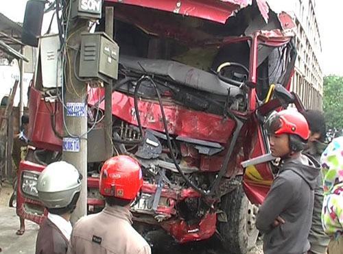 Xe khách đối đầu xe tải, 3 người bị thương