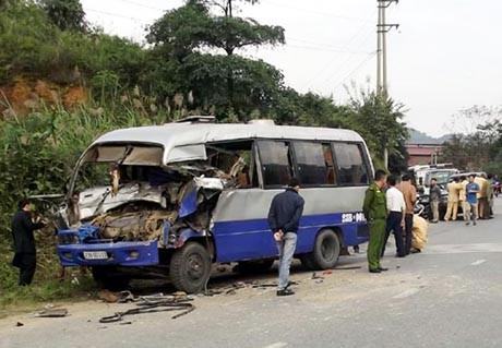 Xe khách húc đuôi xe tải, 3 người chết và 4 bị thương