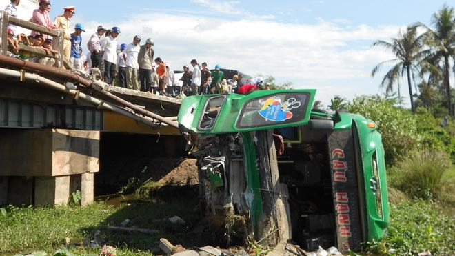 Xe khách lao xuống cầu, 2 người chết