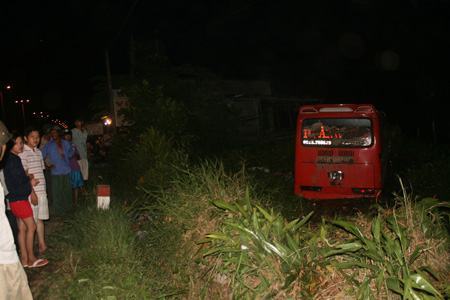 Xe khách lao xuống sông, nhà xe lấy bùn bôi lên biển số