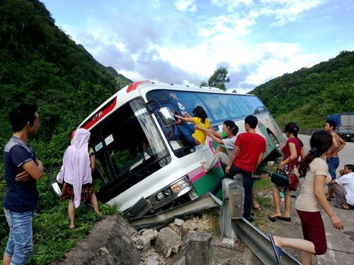 Xe khách lật trên đèo, nhiều người may mắn thoát nạn