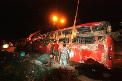 Xe khách lật trên đường cao tốc Đà Lạt, 13 người nhập viện