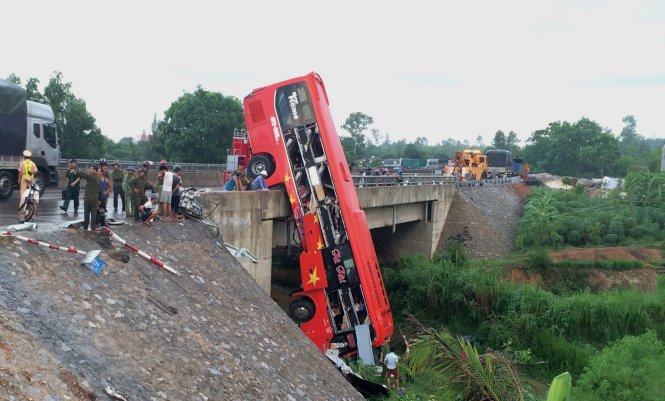 Xe khách "leo" lan can cầu, một người chết, 10 bị thương 