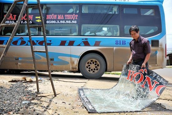 Xe khách liên tiếp bị ném đá