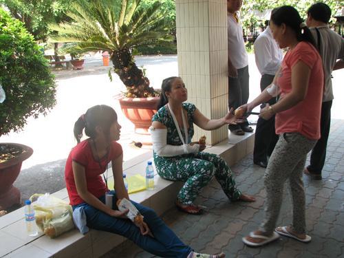 Xe khách nổ vỏ trên đường cao tốc Trung Lương, 34 người bị thương