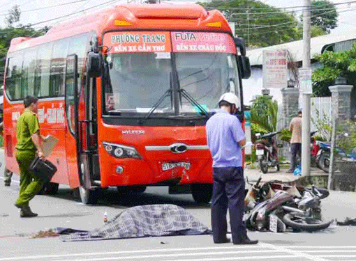 Xe khách Phương Trang tông chết người