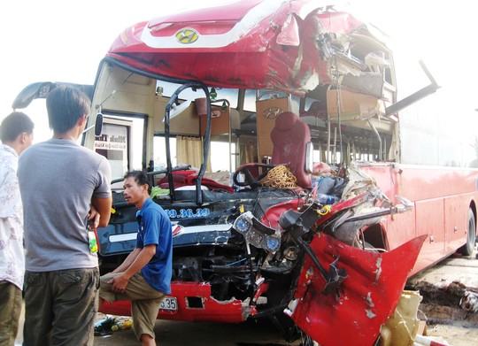 Xe khách tông nhau, 1 người chết, 7 người bị thương nặng