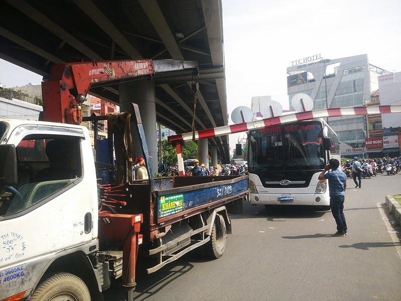 Xe khách tông thanh chắn, cửa ngõ Tân Sơn Nhất kẹt cứng