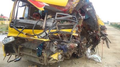 Xe khách tông xe tải đậu ven đường, một người chết